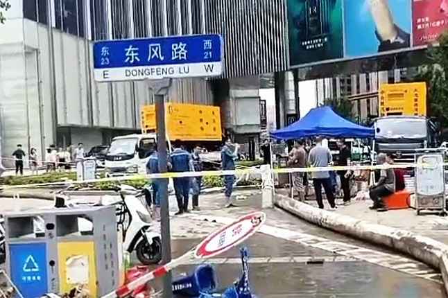 武汉柯辉现代家电销售有限公司排涝突击队在排涝现场